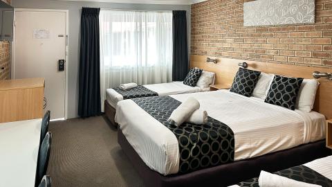 Tenterfield Accommodation Family Room 1 1920x1080