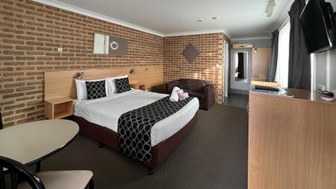 Tenterfield Accommodation Budget Queen Room 1 1920x1080