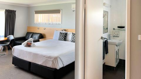 Tenterfield Accommodation Executive King Room 3 1920x1080
